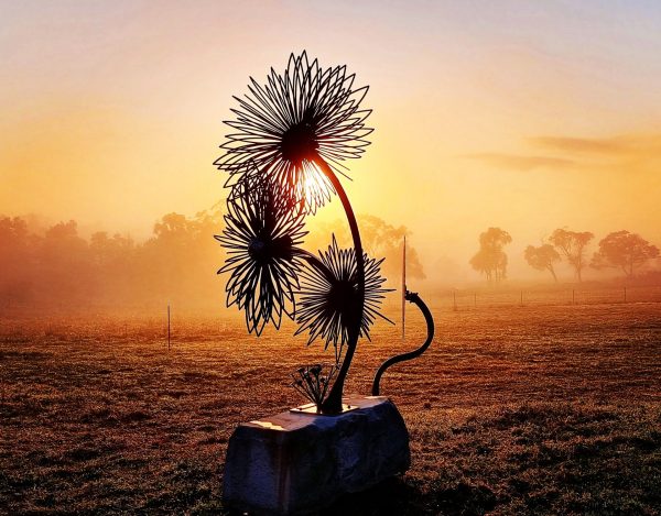 metal flowers sculpture by Geyson