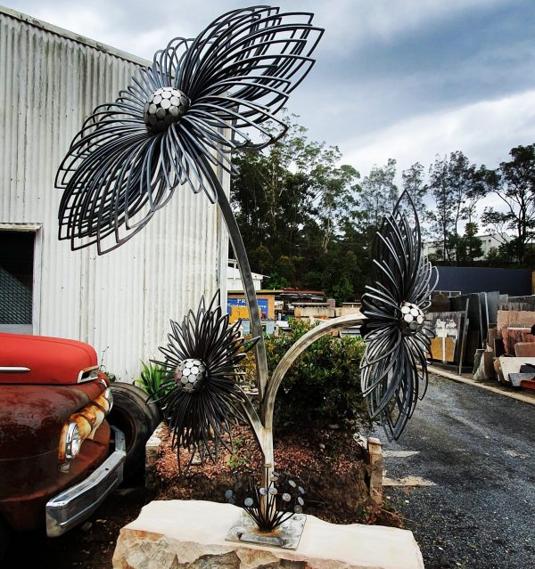 large metal flowers sculpture by Geyson